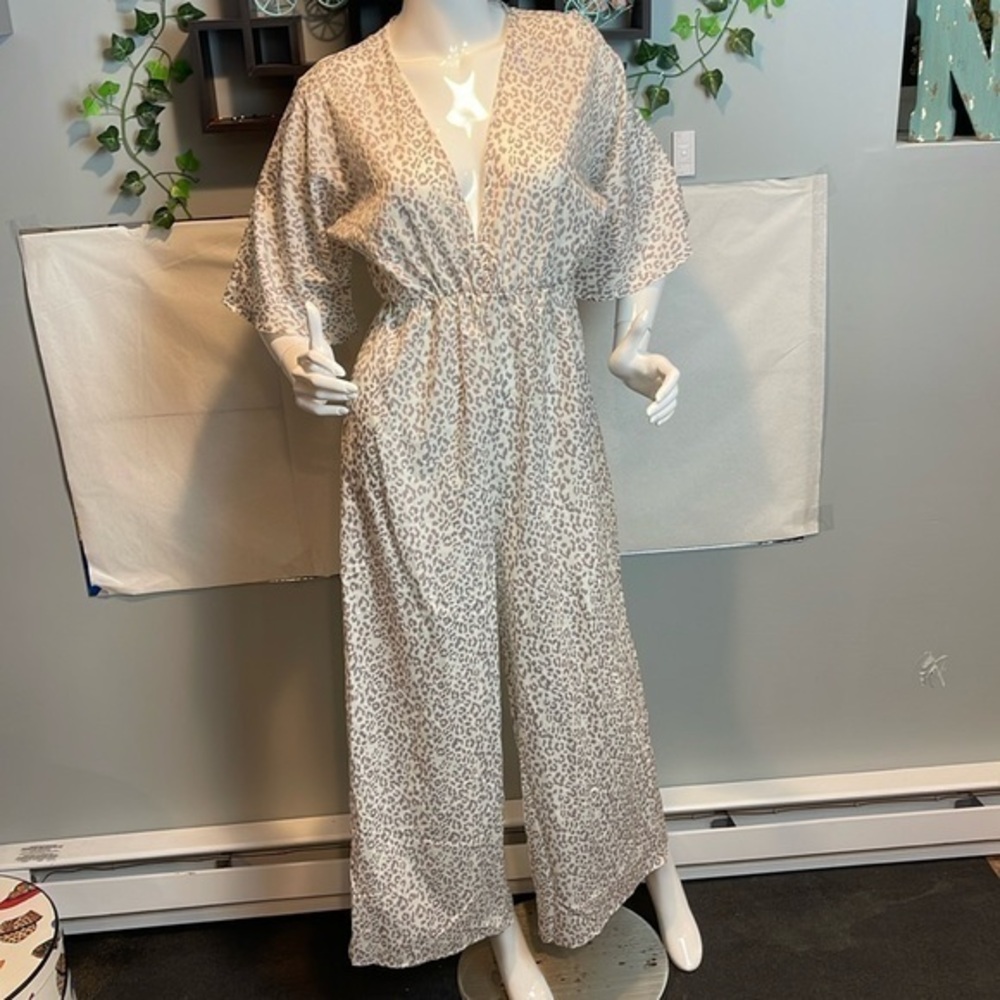 Cupshe Leopard Boho print V-Neck Cream and Tan Jumpsuit Size Small RefCPS016